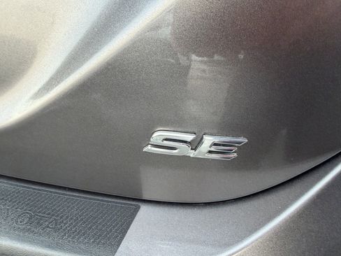 Used 2022 Toyota Camry SE w/ Carpet Mat Package (TMS) image 7