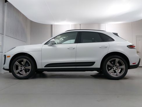 Used 2025 Porsche Macan image 2