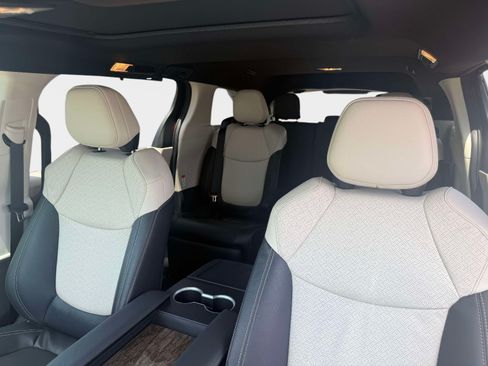 Used 2025 Toyota Sienna Platinum AWD/4WD image 15