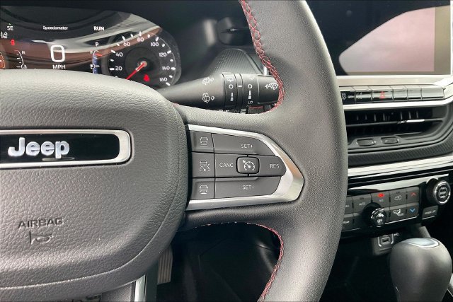 Used 2025 Jeep Compass Trailhawk AWD/4WD image 21