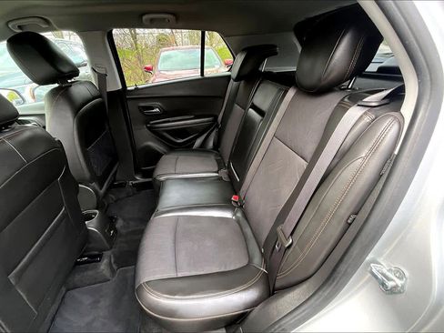 Used 2020 Chevrolet Trax LT w/ LT Convenience Package AWD/4WD image 19