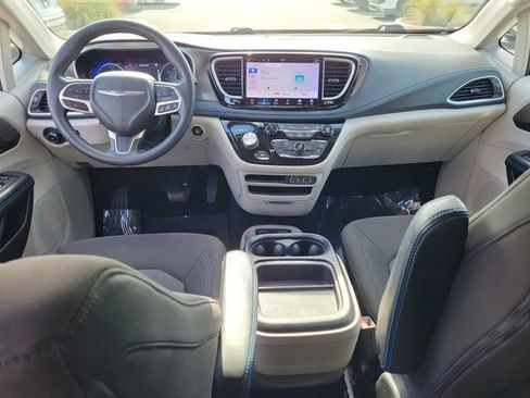 Used 2021 Chrysler Pacifica Touring FWD image 12