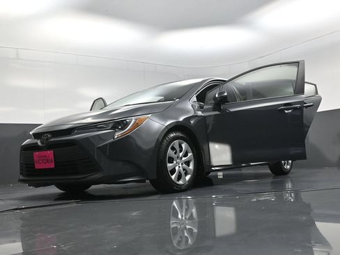 Used 2025 Toyota Corolla LE FWD image 29