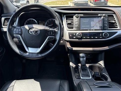 Used 2017 Toyota Highlander XLE AWD/4WD image 8