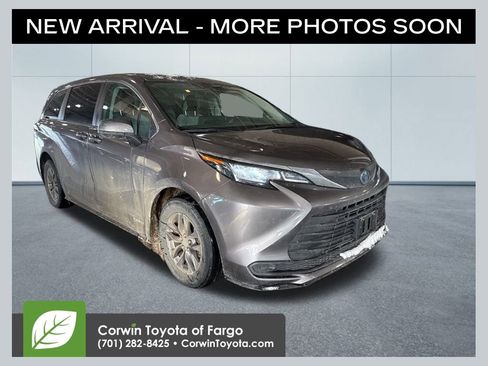 Used 2021 Toyota Sienna LE image 1