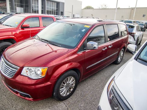 Used 2015 Chrysler Town & Country Limited image 3