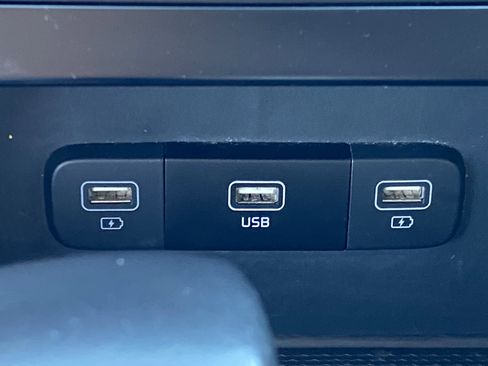 Used 2024 Kia Carnival LX image 24