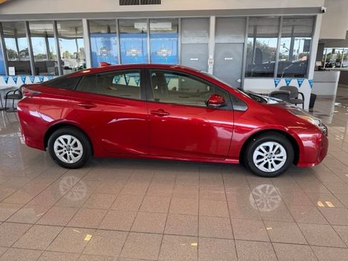 Used 2017 Toyota Prius Two FWD image 2