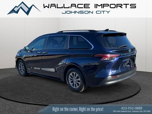 Used 2021 Toyota Sienna XLE w/ XLE Plus Package image 3