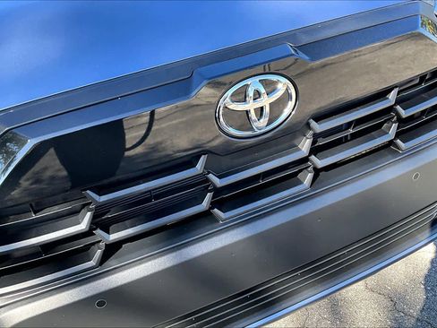 Used 2026 Toyota Corolla Cross XLE image 29