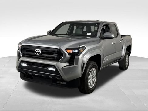 Used 2025 Toyota Tacoma SR5 AWD/4WD image 4