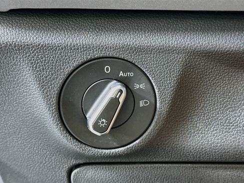 Used 2025 Volkswagen Jetta SE FWD image 17