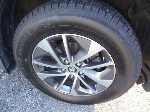 Used 2018 Toyota RAV4 LE image 11