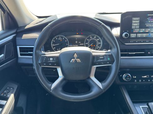 Used 2024 Mitsubishi Outlander SE image 13