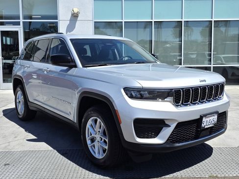 Used 2023 Jeep Grand Cherokee Laredo RWD image 6