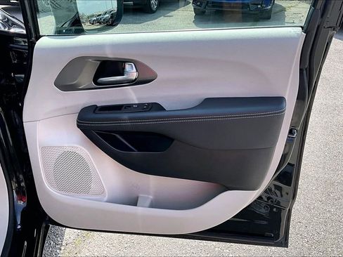 Used 2024 Chrysler Pacifica Touring-L image 25