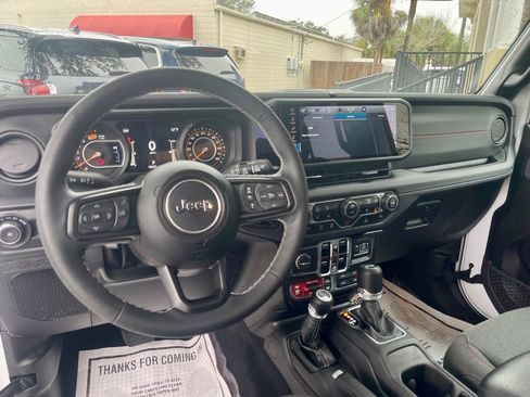 Used 2025 Jeep Wrangler Rubicon image 13