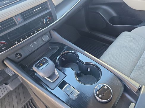 Used 2025 Nissan Rogue SV image 25