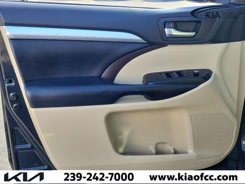 Used 2019 Toyota Highlander XLE FWD image 27