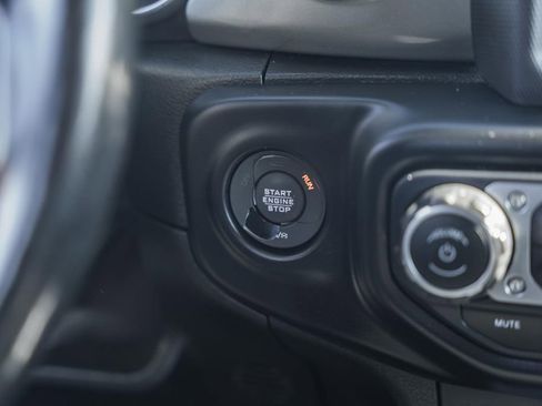 Used 2020 Jeep Wrangler Unlimited Sahara image 27