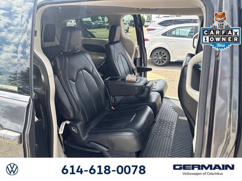 Used 2018 Chrysler Pacifica Touring-L FWD image 4