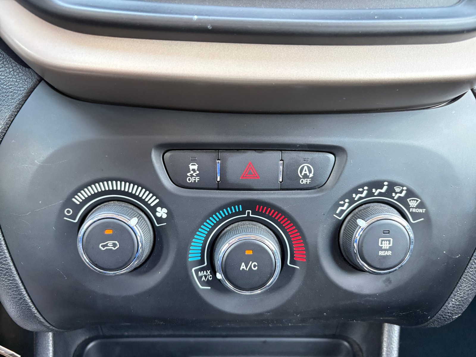 Used 2018 Jeep Cherokee Latitude w/ Altitude Package FWD image 17
