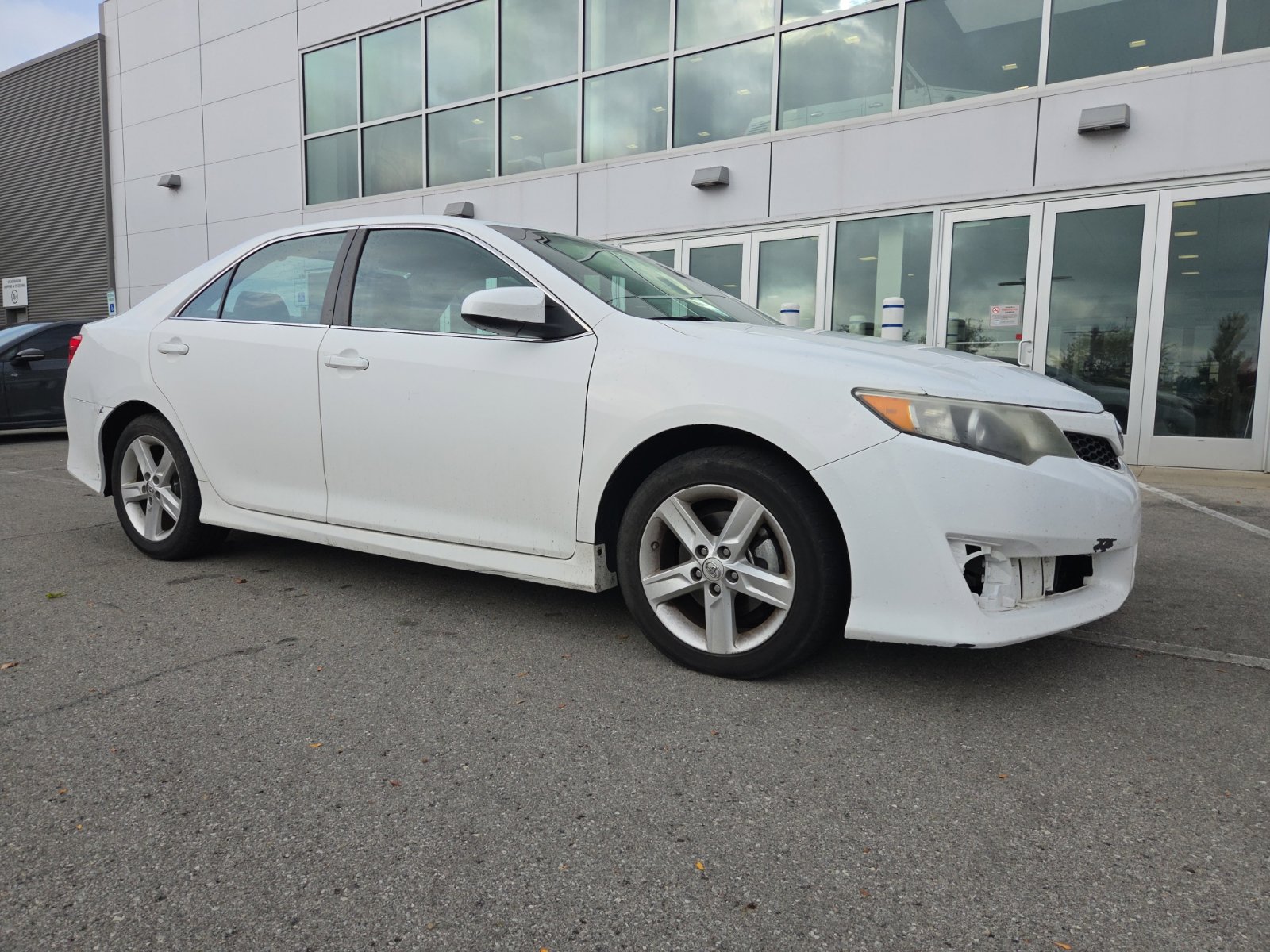 Used 2014 Toyota Camry SE FWD image 3