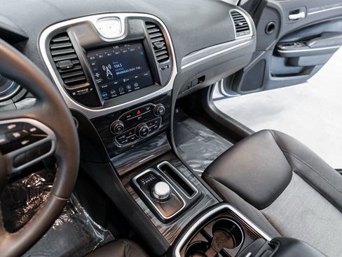 Used 2022 Chrysler 300 Touring image 32