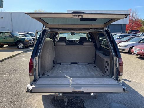 Used 1999 Chevrolet Suburban 2500 w/ Preferred Equipment Group 3 image 21