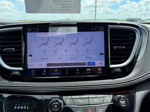 New 2026 Chrysler Pacifica Limited w/ S Appearance Package image 25