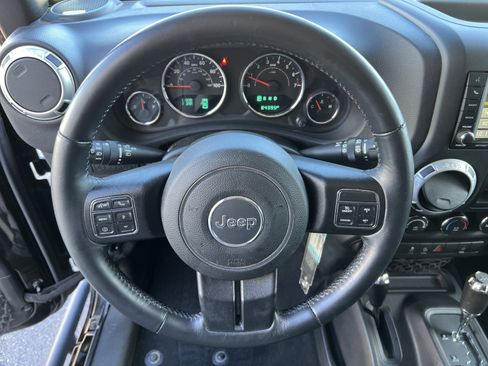 Used 2016 Jeep Wrangler Unlimited Rubicon w/ Connectivity Group AWD/4WD image 6