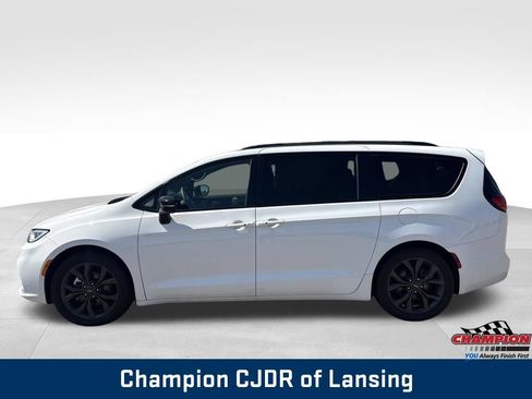 Used 2025 Chrysler Pacifica Limited FWD image 4