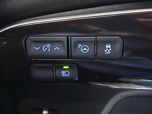 Used 2018 Toyota Prius Three image 32