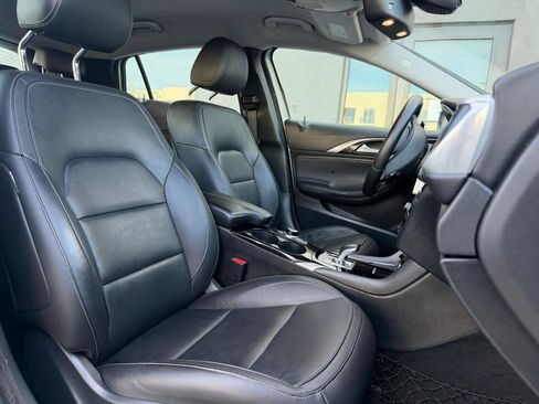 Used 2017 INFINITI QX30 FWD image 13