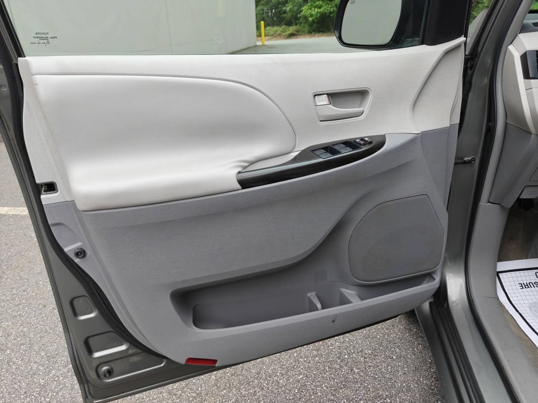 Used 2011 Toyota Sienna LE FWD image 14