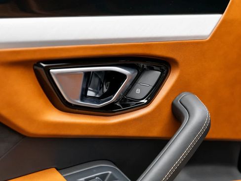 Used 2022 Lamborghini Urus image 44