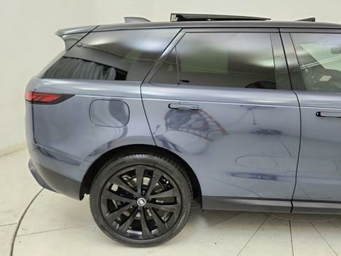 Used 2025 Land Rover Range Rover Sport SE image 7