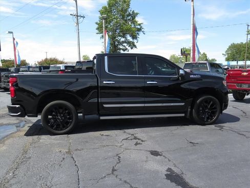 Used 2025 Chevrolet Silverado 1500 High Country AWD/4WD image 2
