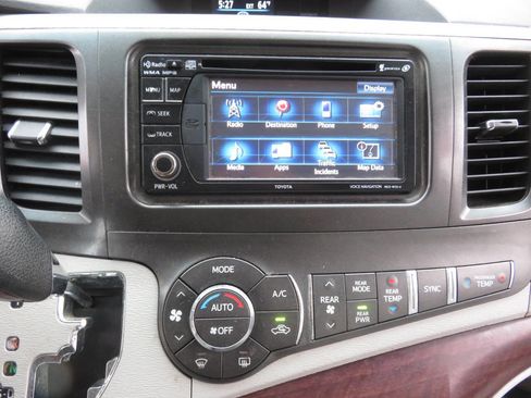 Used 2014 Toyota Sienna XLE image 17