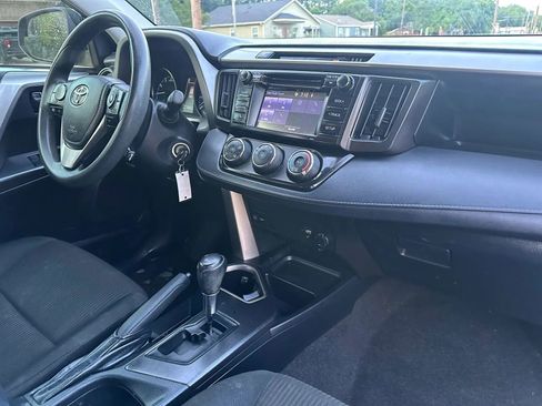 Used 2018 Toyota RAV4 LE FWD image 27