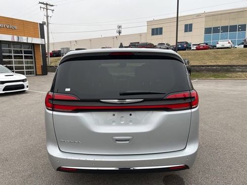 Used 2024 Chrysler Pacifica Touring-L image 4