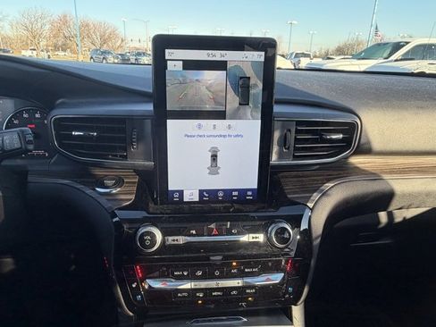 Used 2022 Ford Explorer Limited w/ Limited Technology Package image 18