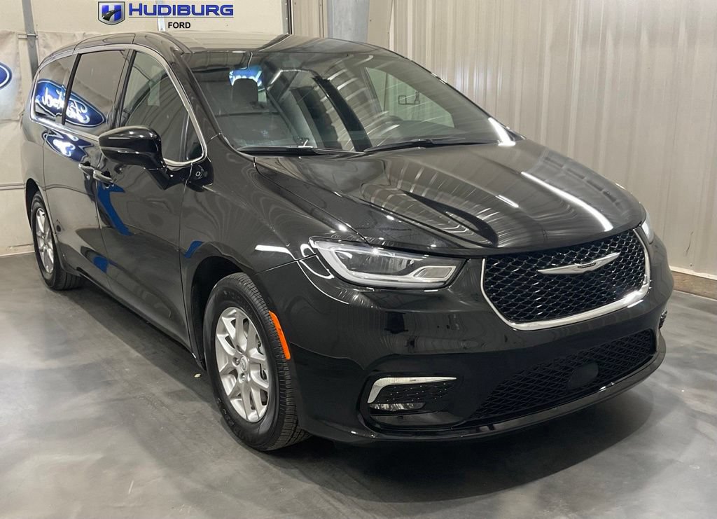 Used 2025 Chrysler Pacifica Select FWD image 1