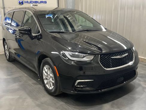 Used 2025 Chrysler Pacifica Select FWD image 1