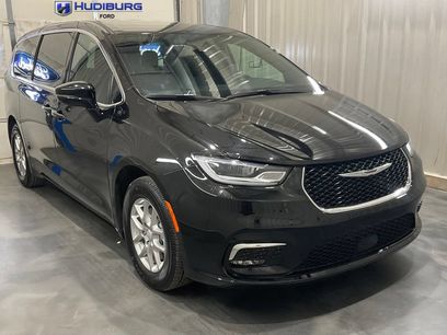 Used 2025 Chrysler Pacifica Select