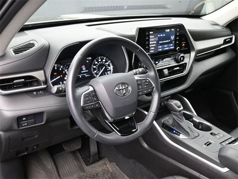 Used 2020 Toyota Highlander XLE image 7