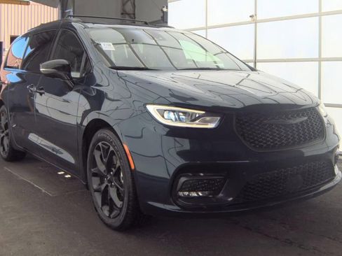 Used 2025 Chrysler Pacifica Limited FWD image 31