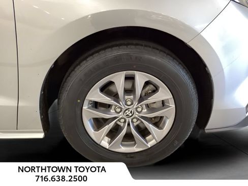 Used 2025 Toyota Sienna XLE FWD image 25