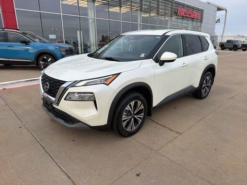 Used 2023 Nissan Rogue SV image 1