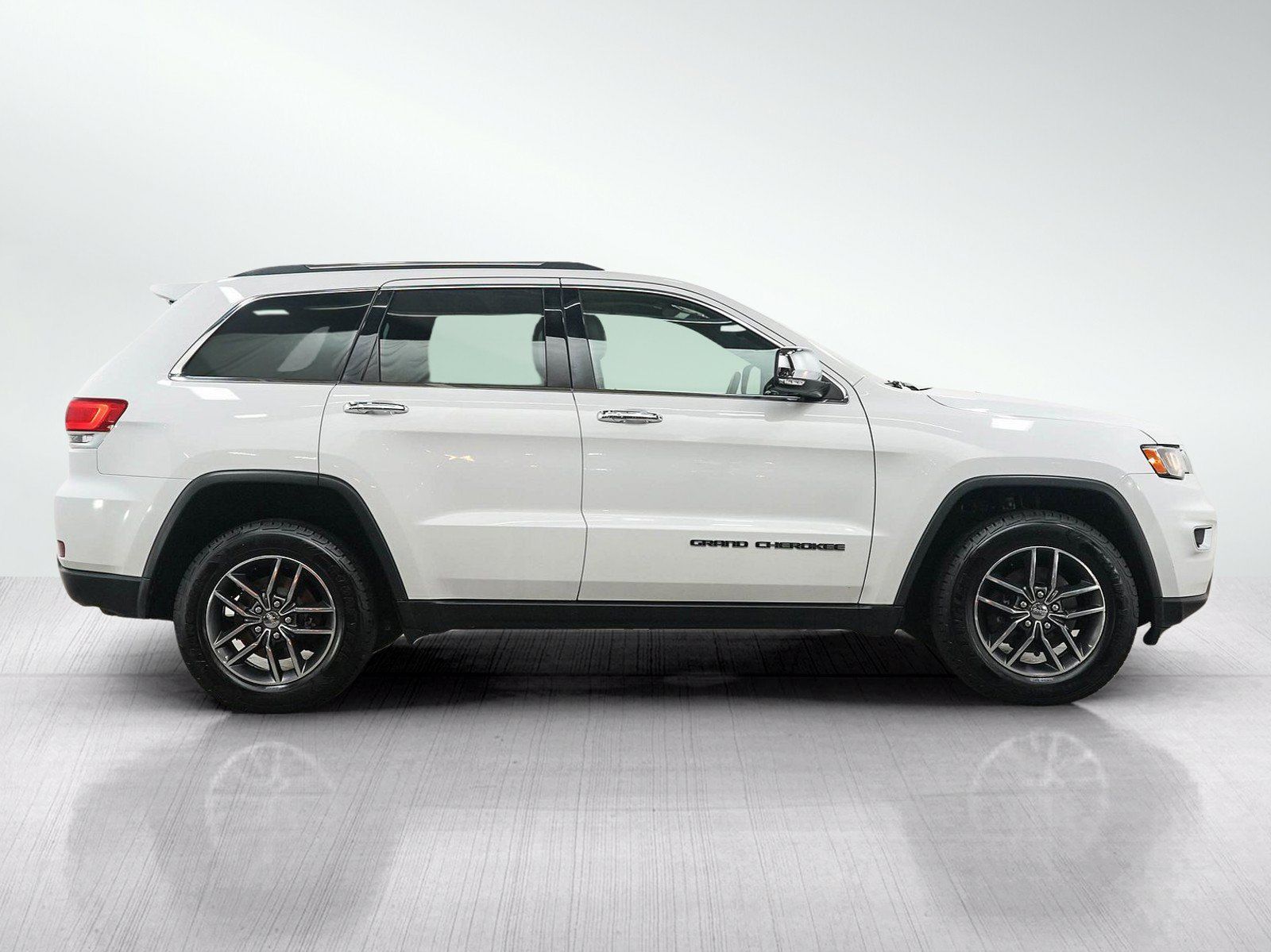 Used 2017 Jeep Grand Cherokee Limited AWD/4WD image 6